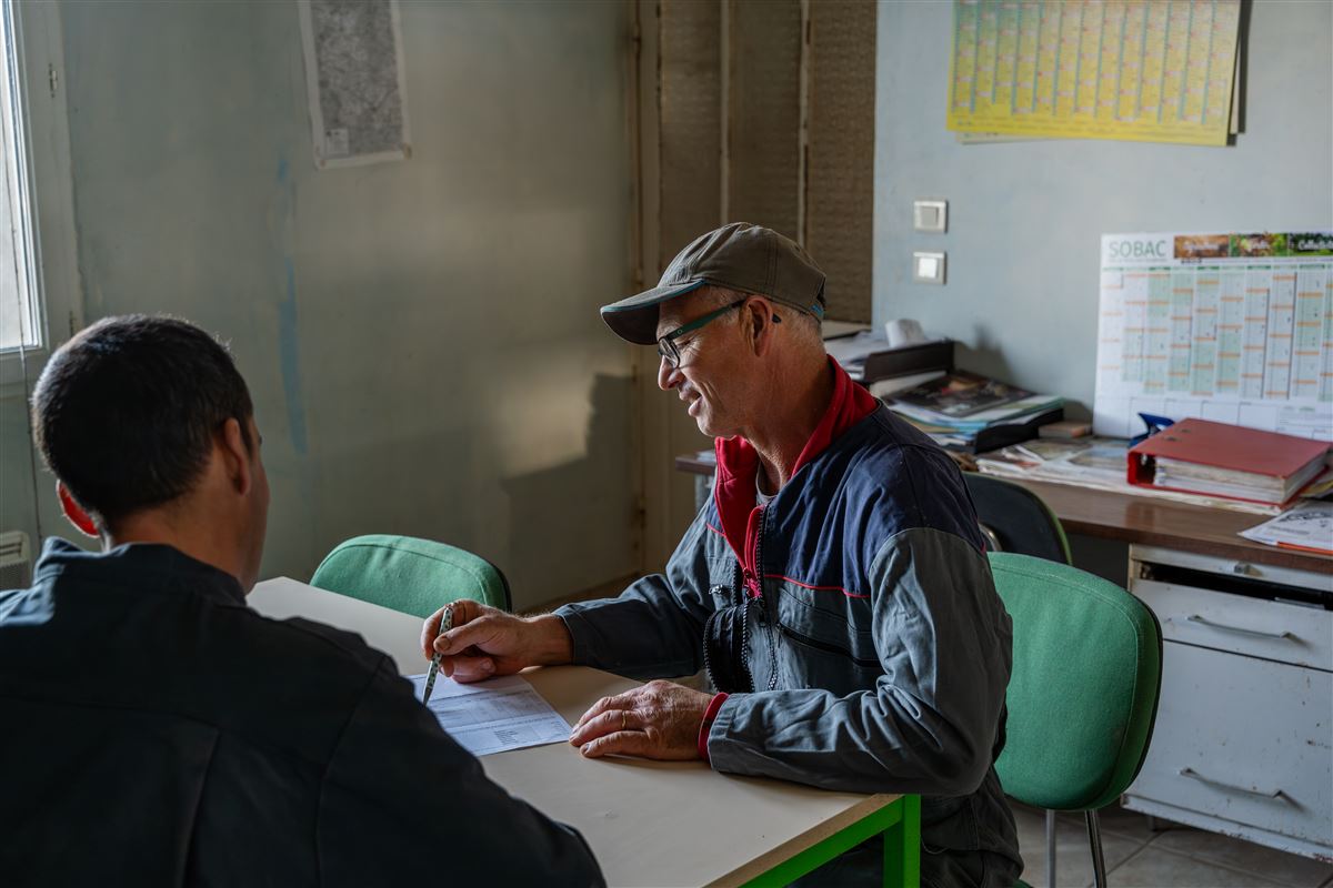 Agriculteurs en discussion pour clarifier leur projet d'association avec Eloi